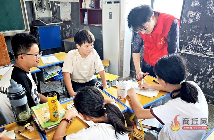 　　7月31日，大学生志愿者走进夏邑县火店乡第一中学，开展文明实践活动。     本报融媒体记者 张壮伟 摄