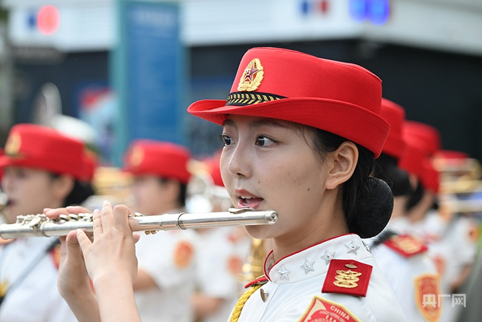 军乐团现场演奏（央广网发  迟蓬  摄）