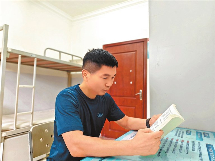 李彬工作之余加强业务学习。 白秀冉 摄