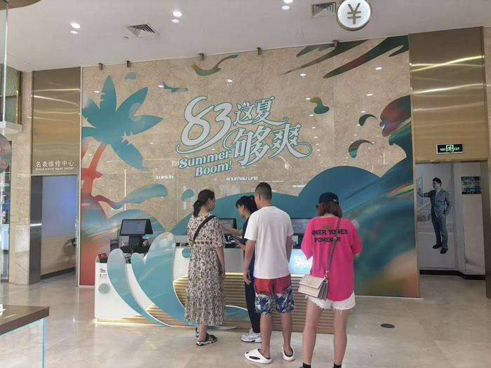 收银台前，消费者排队买单。劳动报记者陆燕婷 摄影