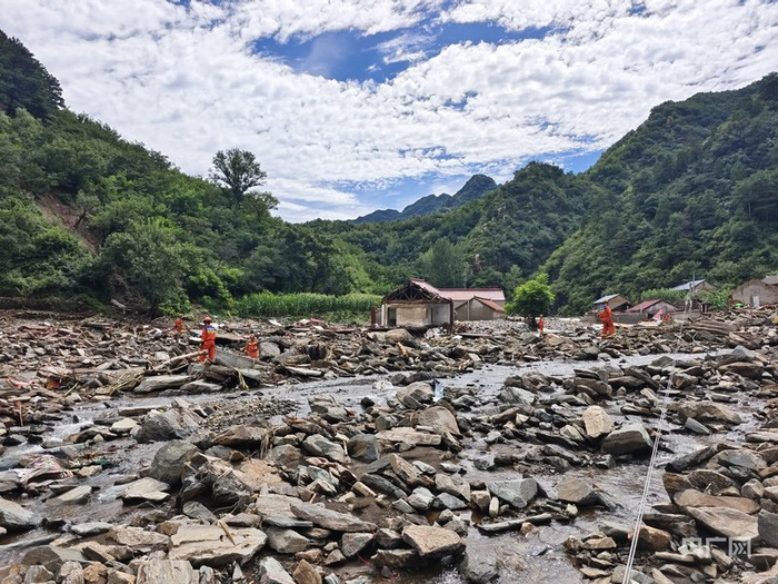 山体滑坡现场（央广网记者  王艺霖  摄）