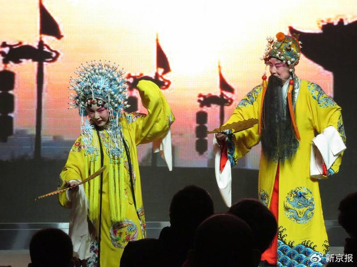 2018年，天津甲子曲社的两位成员登台演出。受访者供图
