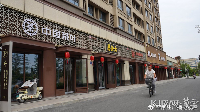 市民在雄安·老字号商业街逛街。长城网·冀云客户端记者 牛笑 摄