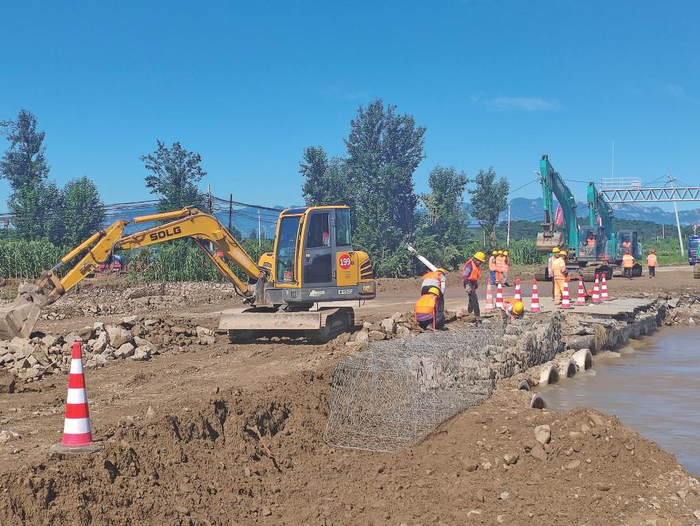 7月31日，G234国道兴阳线密云段，抢险队伍正在架设一段过河通道。摄影/新京报记者 王贵彬通讯员 赵翀