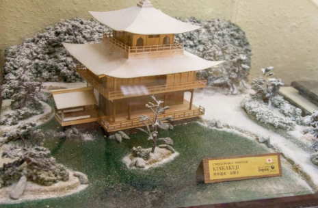  在萨哈林州立图书馆展出的金阁寺模型。