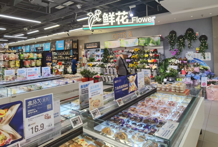 超市里开辟出了鲜花销售专区。李燕京/摄