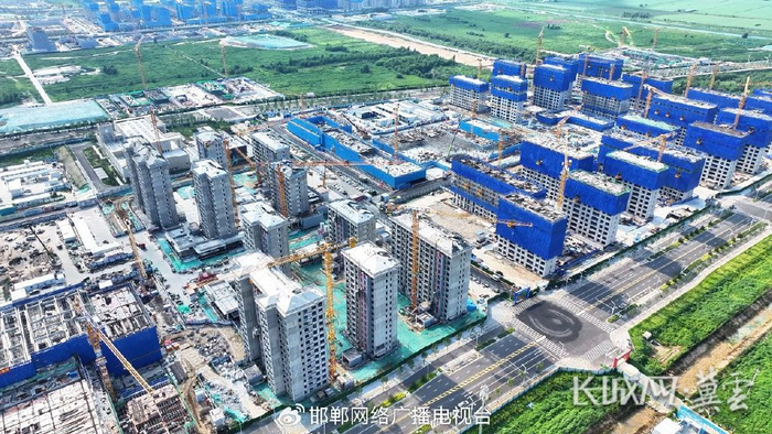 航拍雄安新区起步区的大学城配套项目建设现场。杨程 摄