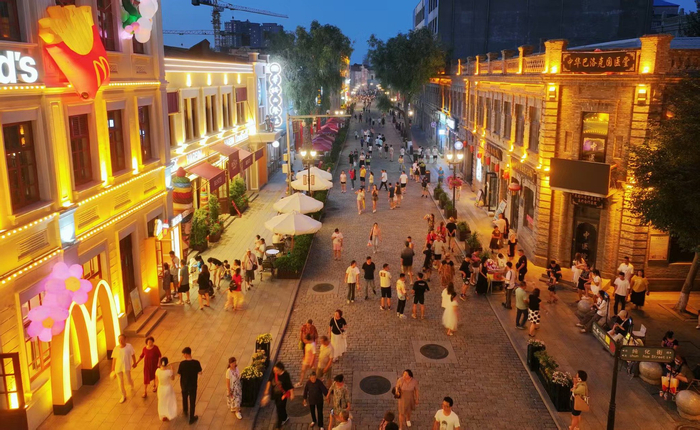 游客和市民逛老街