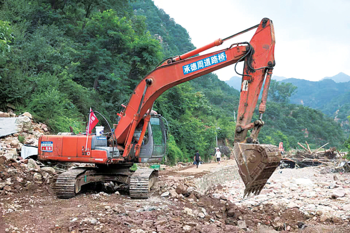 兴隆县六道河镇乡道京建线——朱家沟村、杨家台村公路抢修抢通现场。承德日报记者 张雨樵 摄