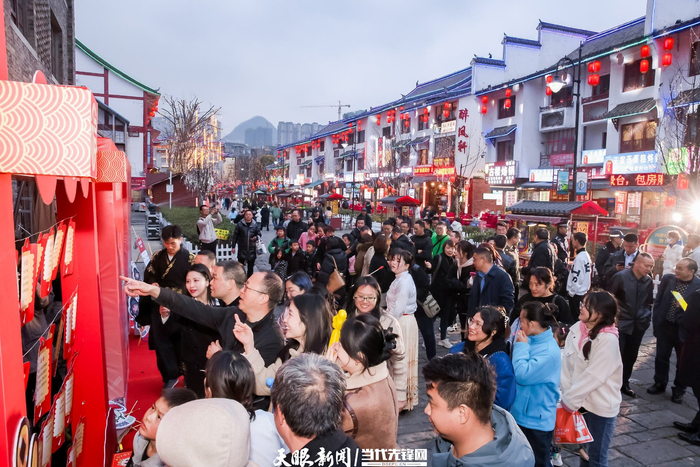 　　荷城烙锅一条街开街仪式当天