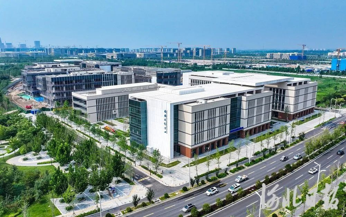 京津冀国家技术创新中心雄安中心位于雄安科创中心B座。图为7月3日航拍的雄安科创中心外景。河北日报记者李东宇摄