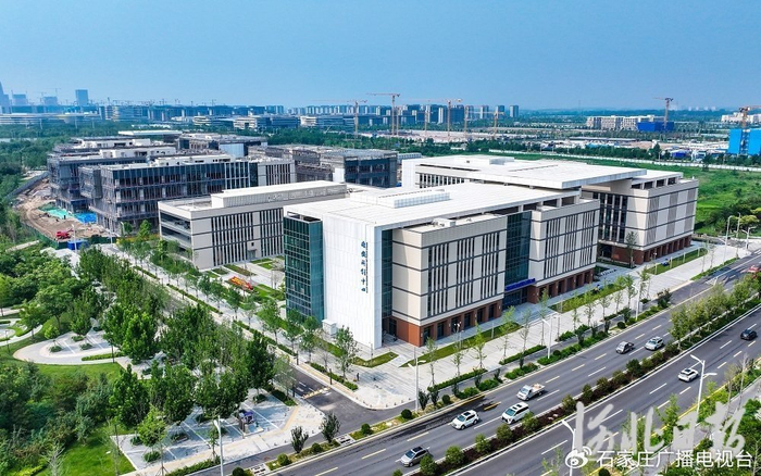京津冀国家技术创新中心雄安中心位于雄安科创中心B座。图为7月3日航拍的雄安科创中心外景。河北日报记者李东宇摄