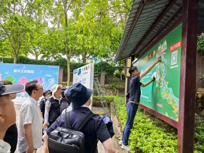 代表团了解云门山景区整体规划。黄俊 摄