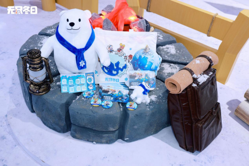 图16 ?《无尽冬日》周边玩偶及白熊玩偶挂件