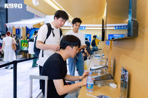 图12 ?玩家专注地试玩《无尽冬日》