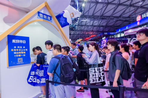 图9 ? 玩家排队领取《无尽冬日》定制白熊雪糕