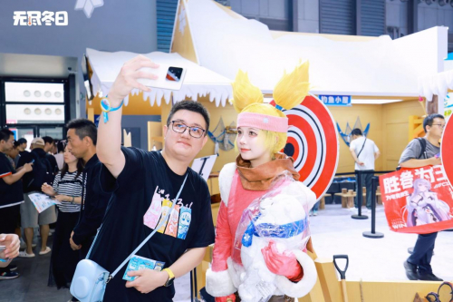 图5 ? 玩家与《无尽冬日》娜塔莉亚Coser合影