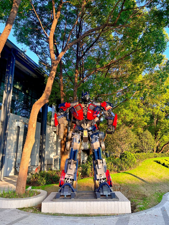 南钢未来钢铁智造馆门口的“钢铁侠”。南钢供图
