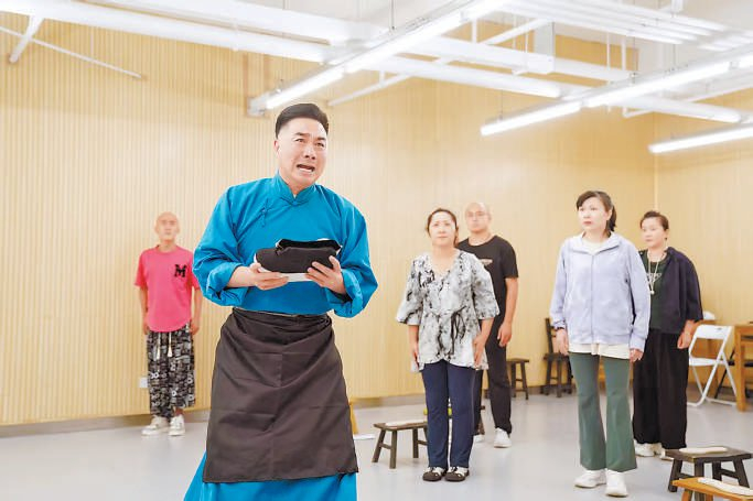 　　《步步高升》排练中。 本报记者 方非 摄