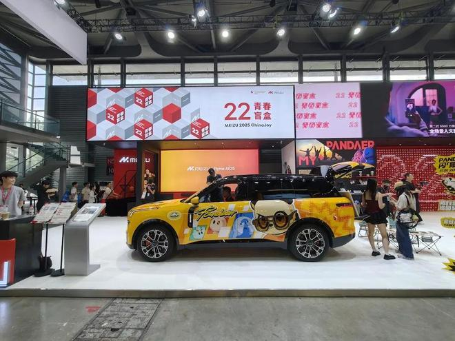 同样研发车机系统的魅族，把领克 900 打扮成「痛车」参展｜图片来源：极客公园