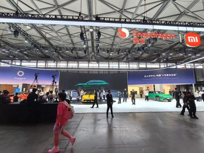 合作伙伴小米亮出了 YU7、SU7 Ultra 和小米 SU7 三款车｜图片来源：极客公园