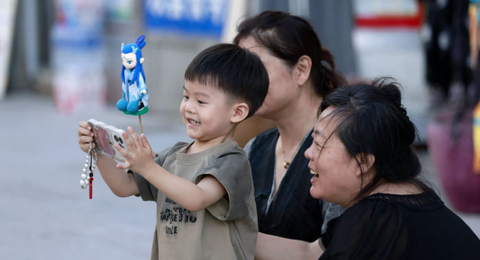 孩子拿手机拍照