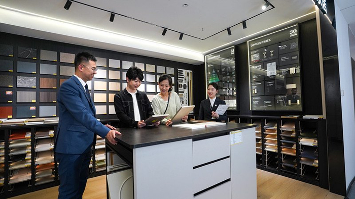 (图注:链家经纪人和被窝项目经理在样板间给客户介绍装修工艺)