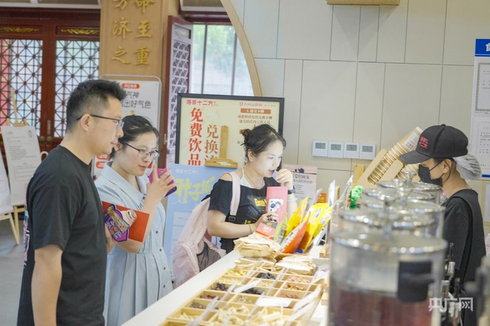武汉某草本茶咖店的点单台前围满了消费者（央广网记者邓子依  摄）