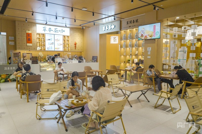 消费者在某草本茶咖店内品尝饮品（央广网记者邓子依  摄）