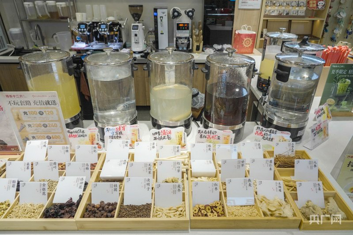 中药材成为制作奶茶的原料（央广网记者邓子依  摄）