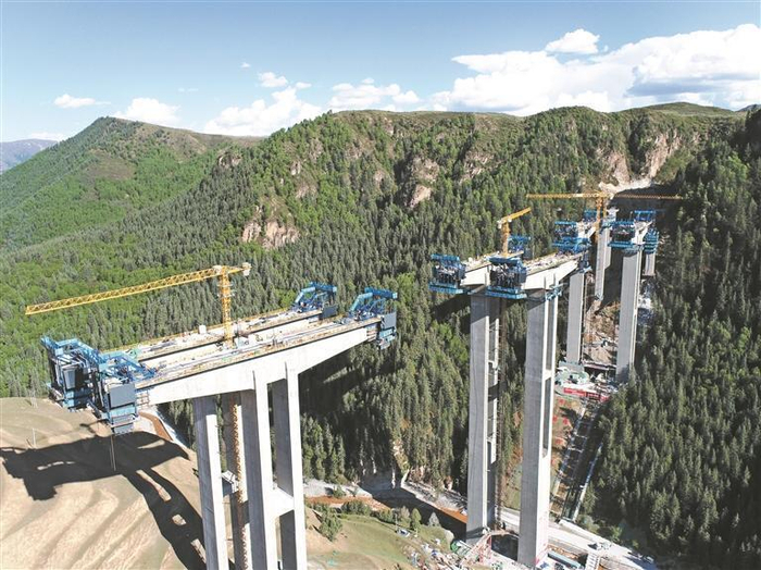 同赛公路扎毛河特大桥。青海省交控集团供图