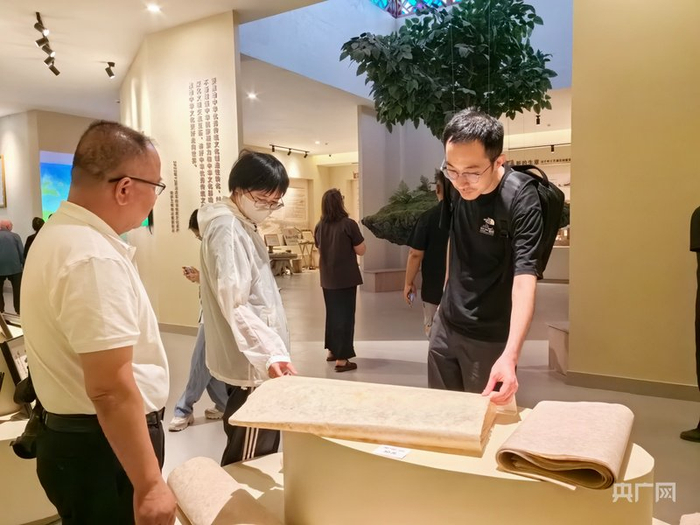 游客在桑皮纸展示馆参观  （央广网记者丁安  摄）