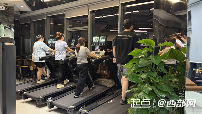 健身房内市民在跑步机上锻炼