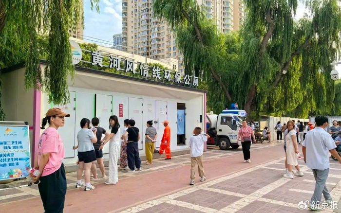 ▲甘肃兰州黄河风情线环保公厕外，女性游客排队等候。图/红星新闻截图