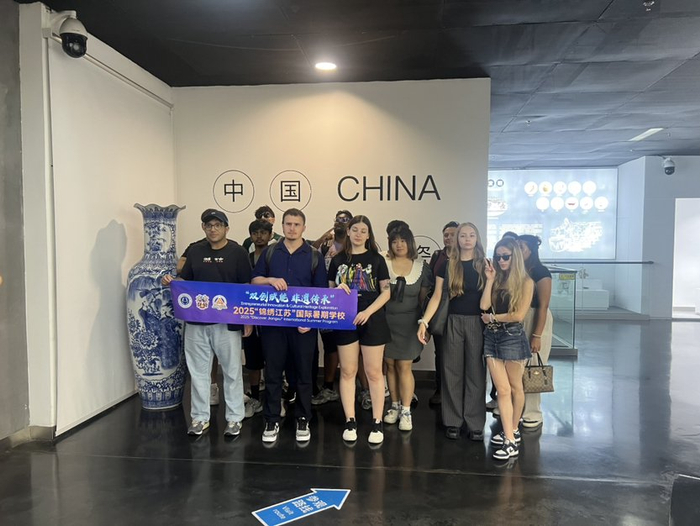 中外青少年走进高淳陶瓷博物馆研学。高淳陶瓷博物馆供图