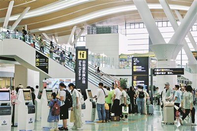 ▶7月23日，贵阳龙洞堡国际机场3号航站楼客流涌动。    康茜仪 摄