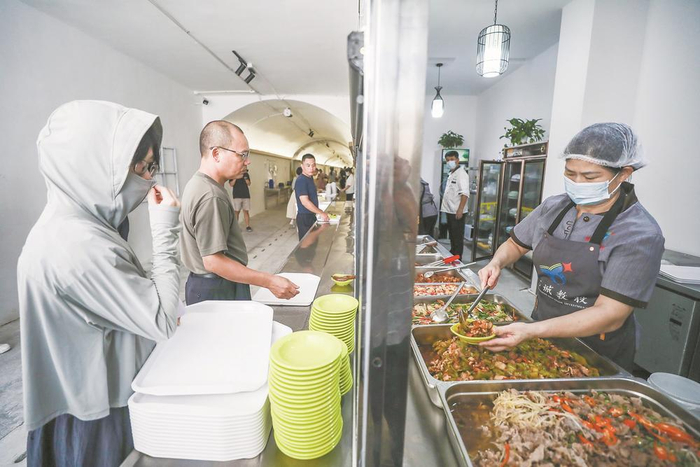     新开业的芝山社区食堂吸引周边许多新就业群体来用餐。 郑文典 摄