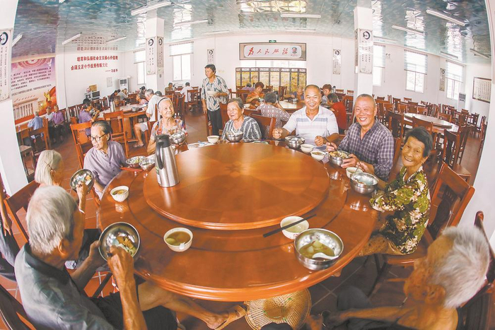 双溪村老人在双溪村“人民大食堂”用餐。  郑文典 摄