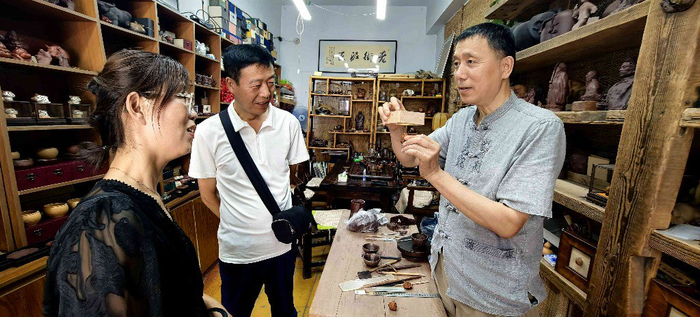 杨富长（右）与游客交流