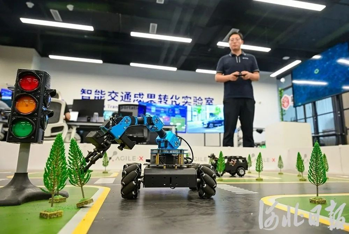 近日，中雄智图（雄安）科技有限公司工作人员正在进行自动驾驶作业车模拟作业。河北日报记者李东宇摄