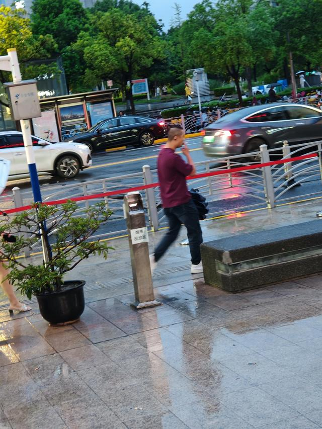 合川路地铁站出入口附近的烟蒂投放柱（读者供图）