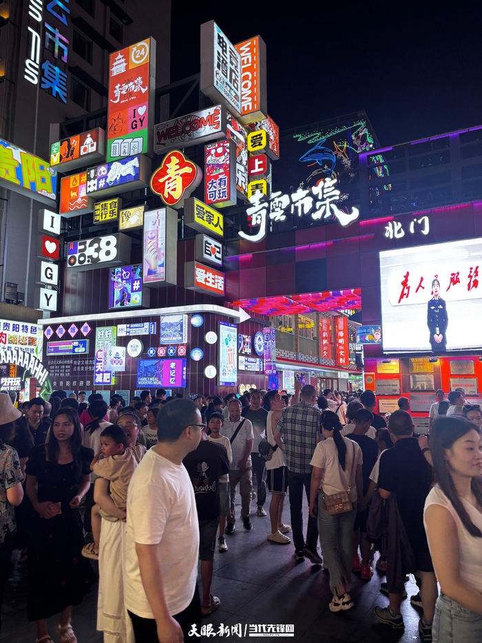 　　夜幕下的贵阳青云市集，人头攒动。