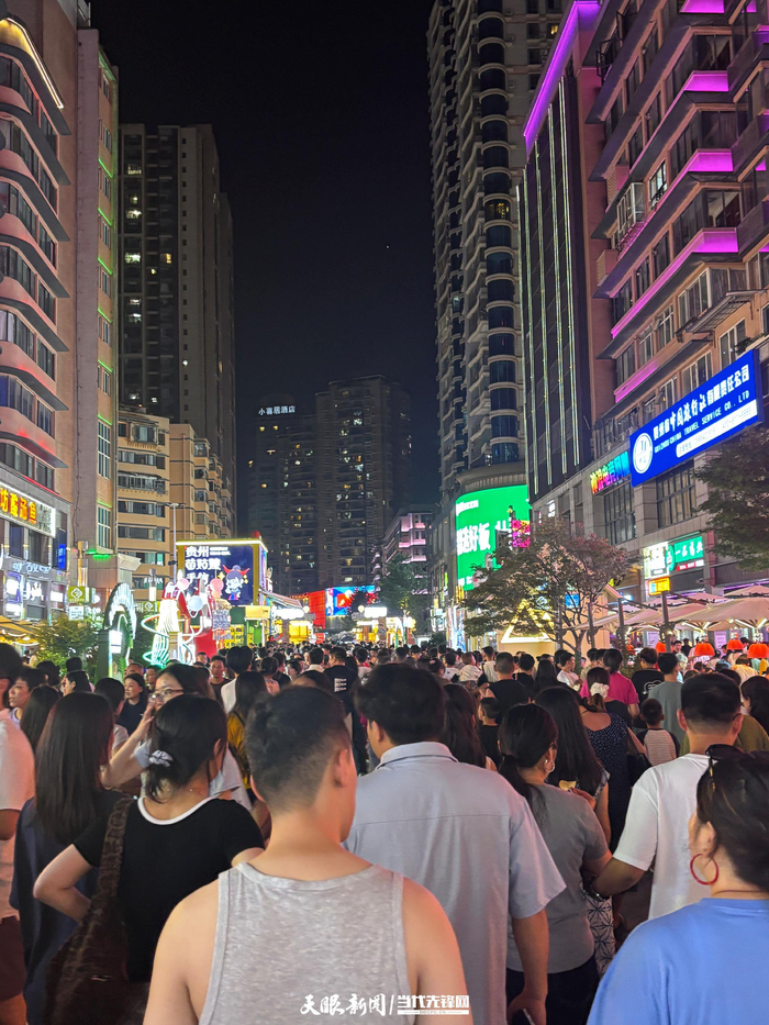 　　夜幕下的贵阳青云市集，人头攒动。