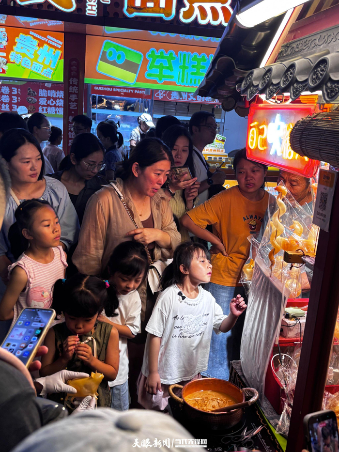 　　夜幕下的贵阳青云市集，人头攒动。