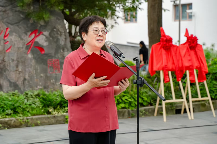 张闻天同志外孙女，80岁高龄的张秀君老师亲临现场为爱国主义教育基地揭牌并致辞，随后与上海2025级新生座谈交流。