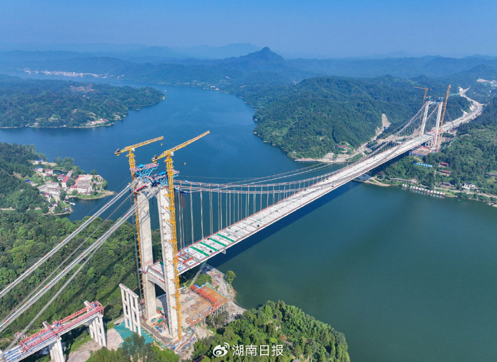 （8月3日，沅陵县清浪乡，张官高速洞庭溪沅水特大桥成功合龙。湖南日报全媒体记者 郭立亮摄）