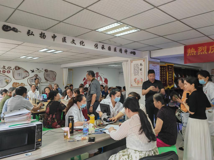 7月8日，重庆市江北区五里店街道渝能阳光社区“享老驿站”内，医生正在为老年居民们进行中医义诊。（受访者供图）