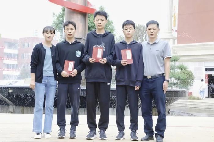 三兄弟升入高中留影。