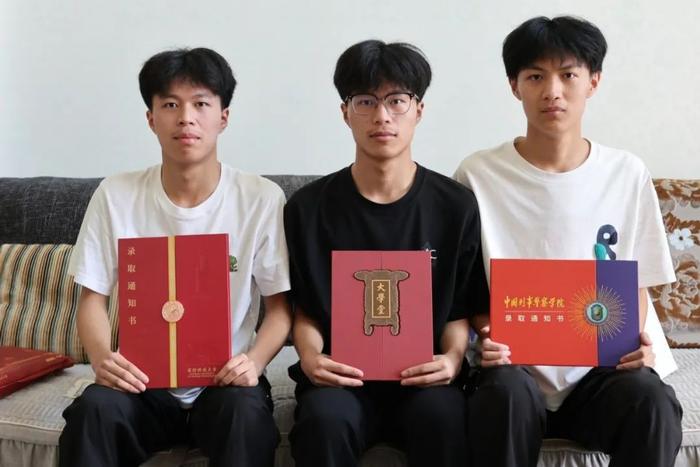 从左到右依次为:大哥罗钧议(考入国防科技大学),二哥罗钧腾(考入北京大学),三弟罗钧龄(考入中国刑事警察学院)。