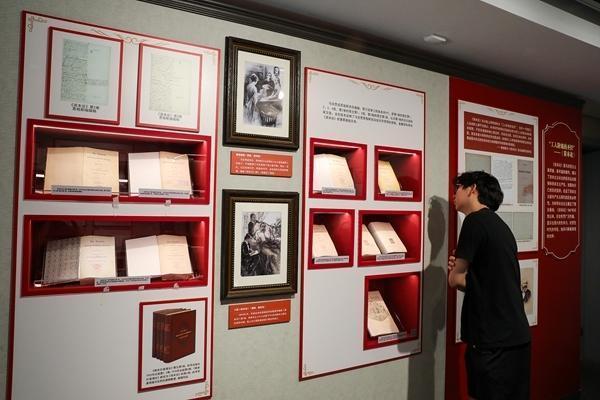 2025年7月，中共一大会址举办“信仰之光 马克思主义文献典藏展”，珍贵文献集中亮相吸引参观者。视觉中国供图
